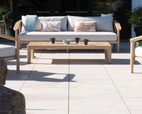 Table Basse Pour Salon D'extérieur En Teck Massif Brossé "Agosta" 150 Cm – Image 3