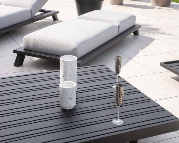 Chaise Longue Tissu Sunbrella Gris Clair Structure Aluminium Noire "Nusa Pedina"