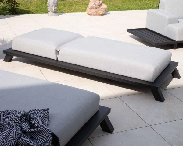 Chaise Longue Tissu Sunbrella Gris Clair Structure Aluminium Noire "Nusa Pedina" – Image 6
