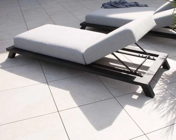 Chaise Longue Tissu Sunbrella Gris Clair Structure Aluminium Noire "Nusa Pedina" – Image 3