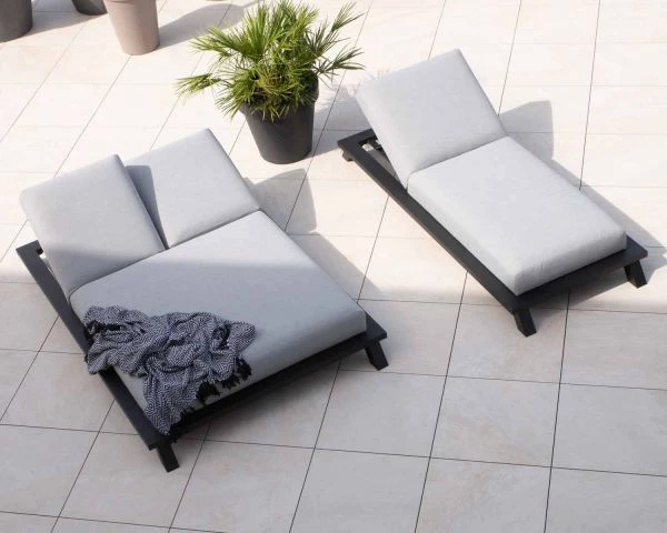 Chaise Longue Tissu Sunbrella Gris Clair Structure Aluminium Noire "Nusa Pedina" – Image 2
