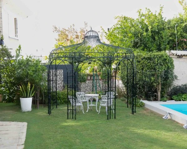 Gloriette En Fer Forgé Noir Avec Aspect Vieilli "Rosy" Diamètre 2m60 – Image 2