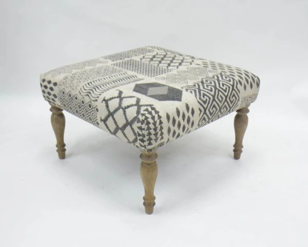 Repose-pieds Gris Motif Patchwork Et Pieds En Bois Naturel "Sofia"