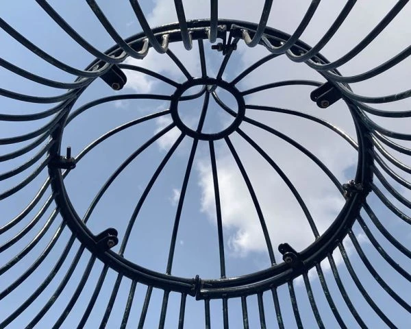 Grande Gloriette De Jardin En Fer Forgé Aspect Vieilli "Rosy" Diamètre 3m55 – Image 7