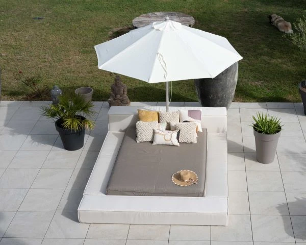 Lit De Jardin Double Tissu Sunbrella Taupe Et Blanc Avec Parasol "Saint Tropez" – Image 2
