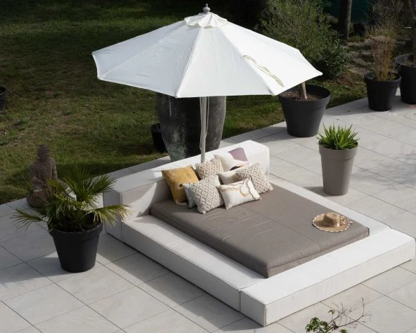 Lit De Jardin Double Tissu Sunbrella Taupe Et Blanc Avec Parasol "Saint Tropez" – Image 7