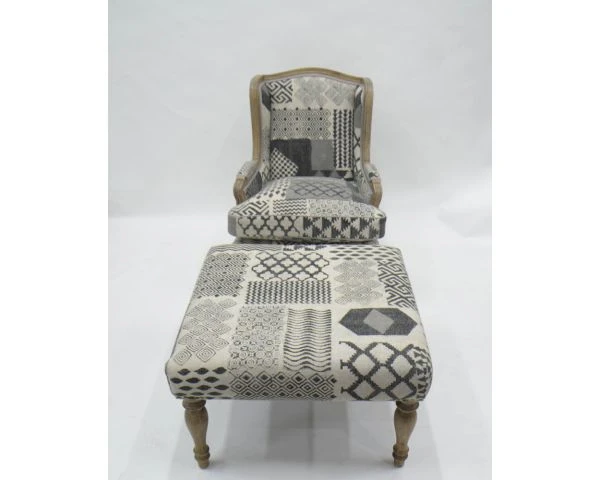 Repose-pieds Gris Motif Patchwork Et Pieds En Bois Naturel "Sofia" – Image 3