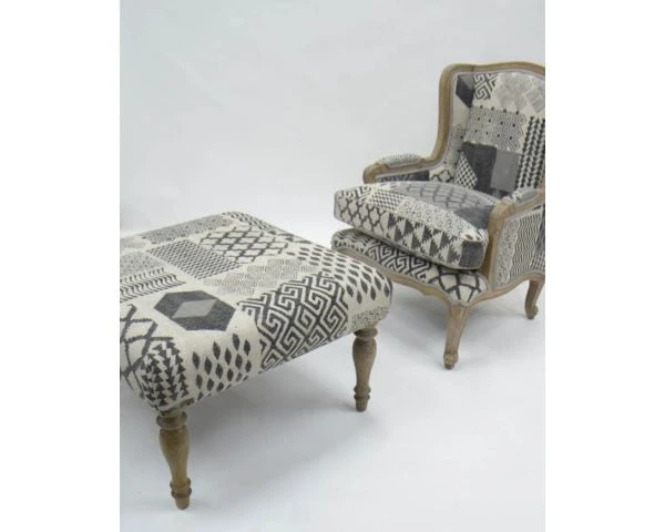 Repose-pieds Gris Motif Patchwork Et Pieds En Bois Naturel "Sofia" – Image 2