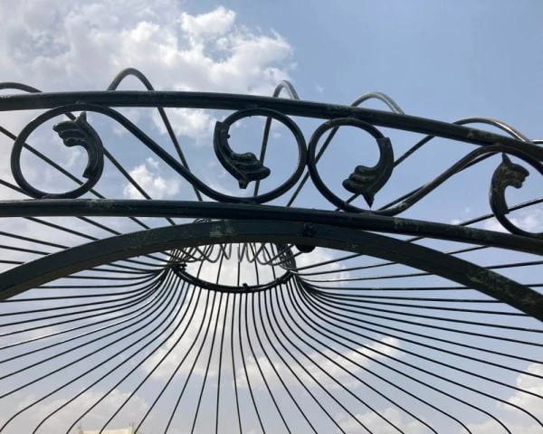 Grande Gloriette De Jardin En Fer Forgé Aspect Vieilli "Rosy" Diamètre 3m55 – Image 9