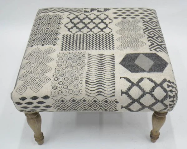 Repose-pieds Gris Motif Patchwork Et Pieds En Bois Naturel "Sofia" – Image 4